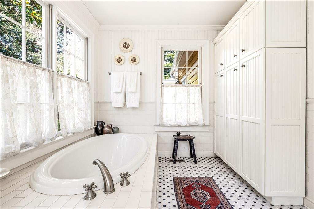 547 Spring Valley Road NW