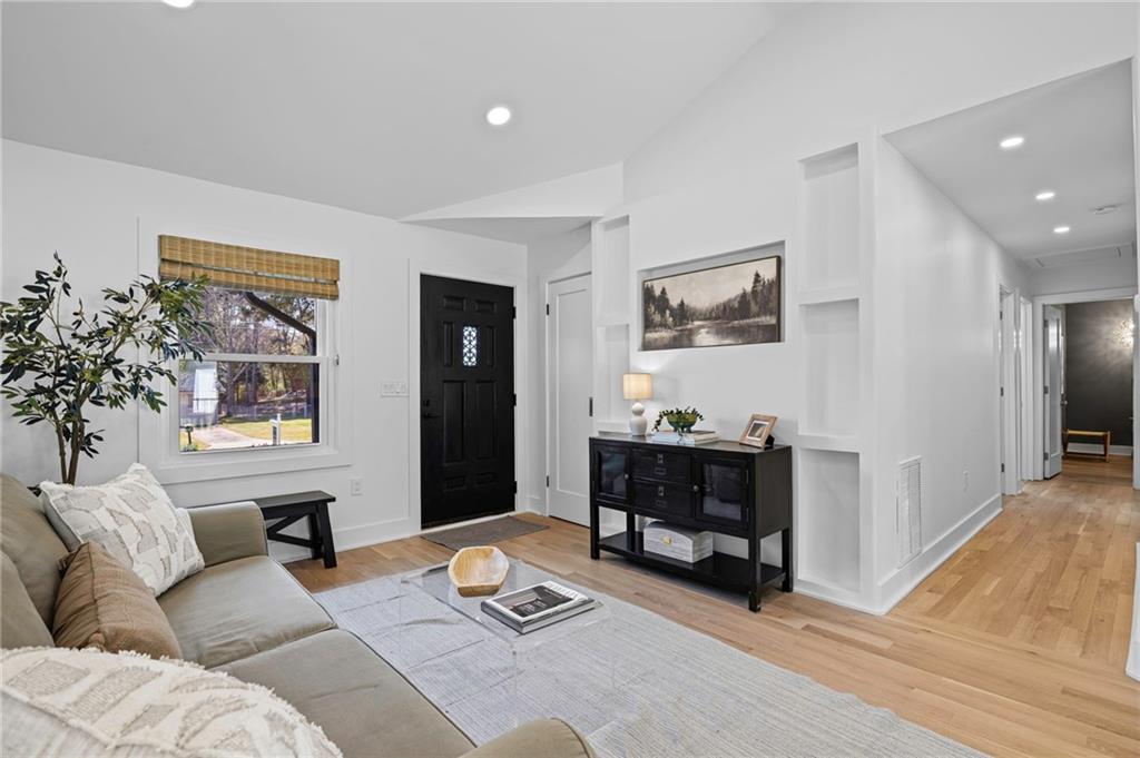 1857 Lochlomand Lane SE