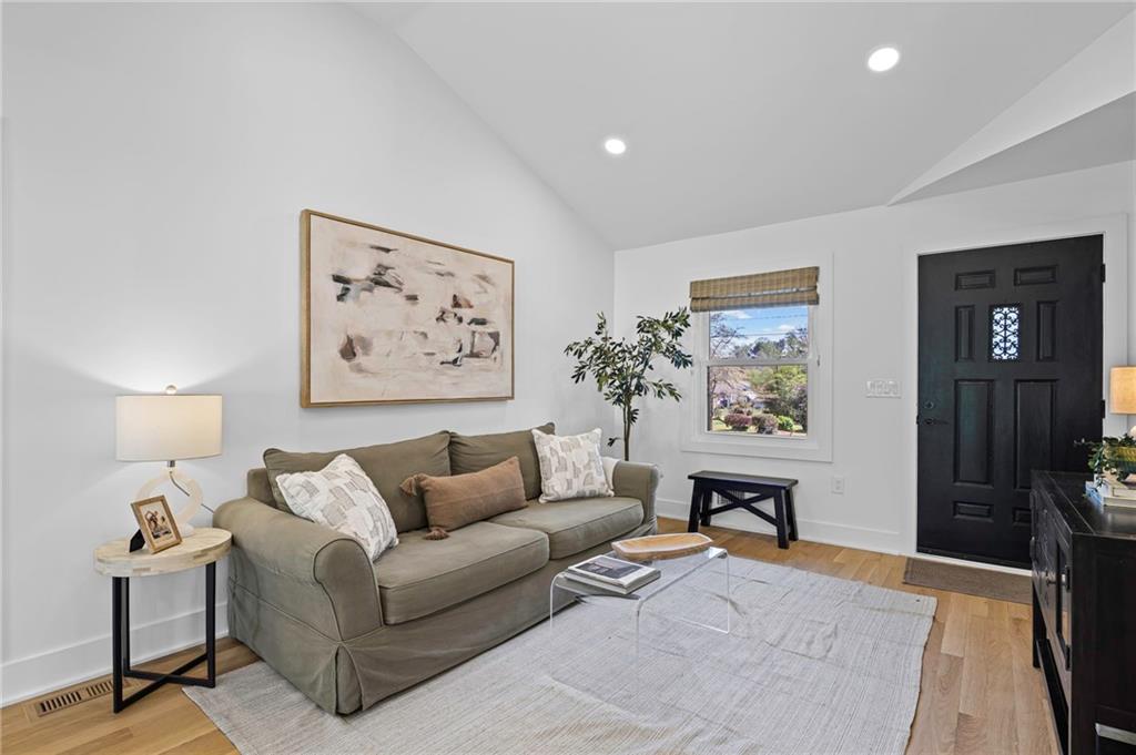 1857 Lochlomand Lane SE