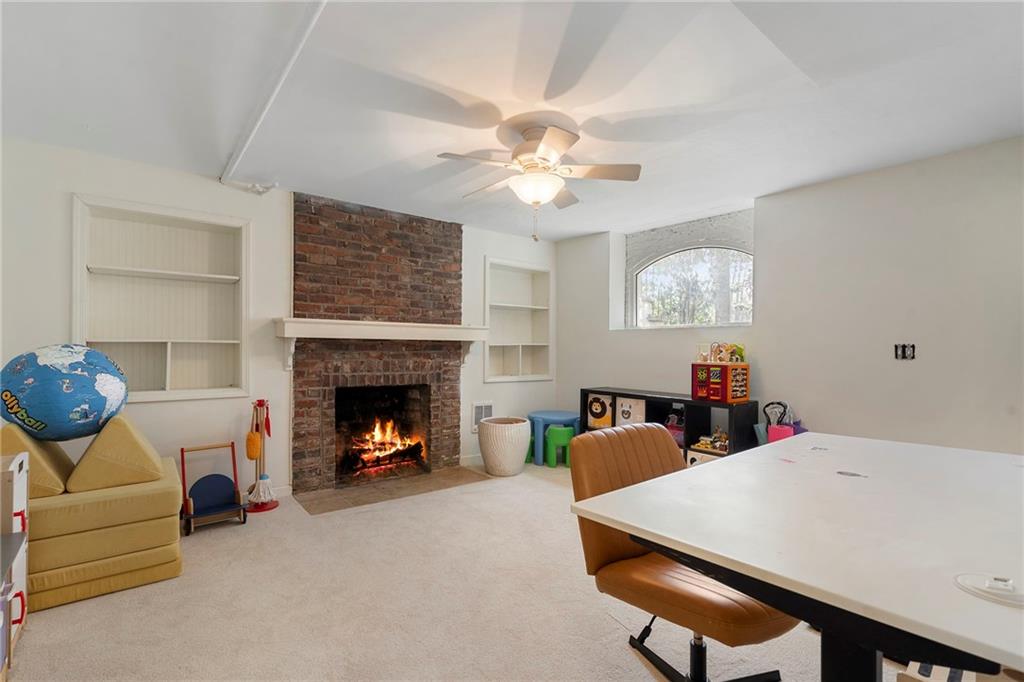 1129 E Beechwood Drive NW