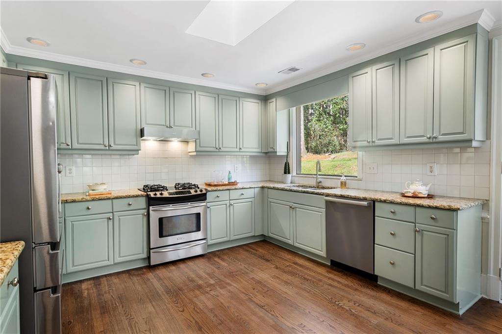 1129 E Beechwood Drive NW