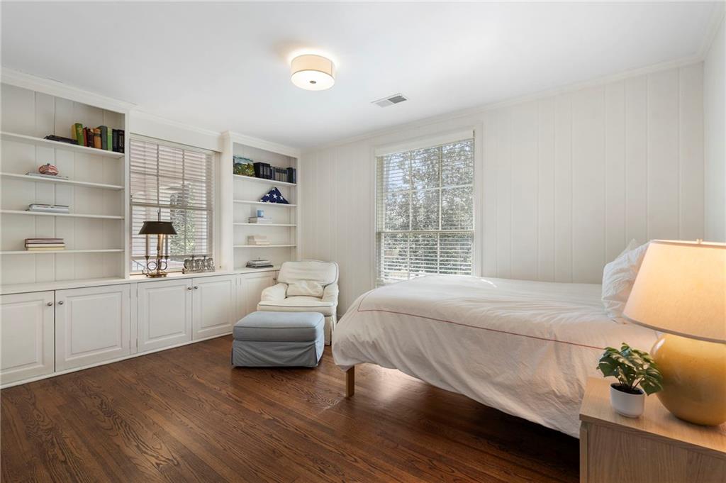 1129 E Beechwood Drive NW