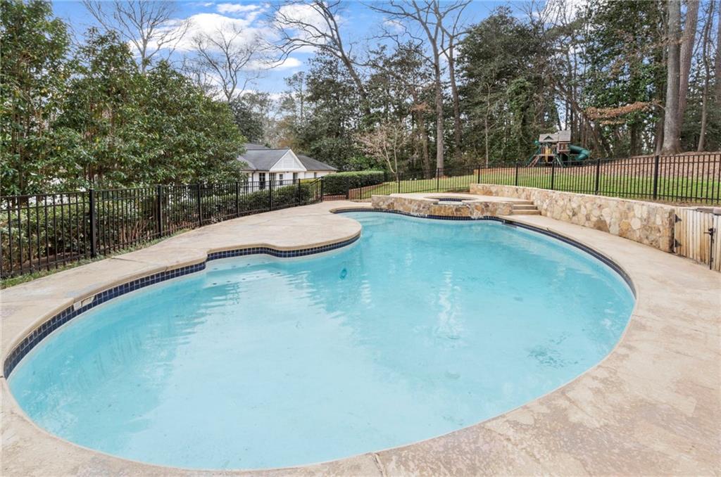 1129 E Beechwood Drive NW