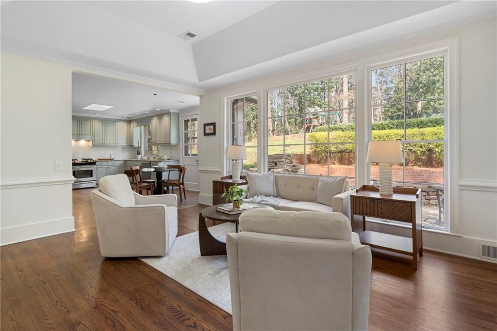 1129 E Beechwood Drive NW