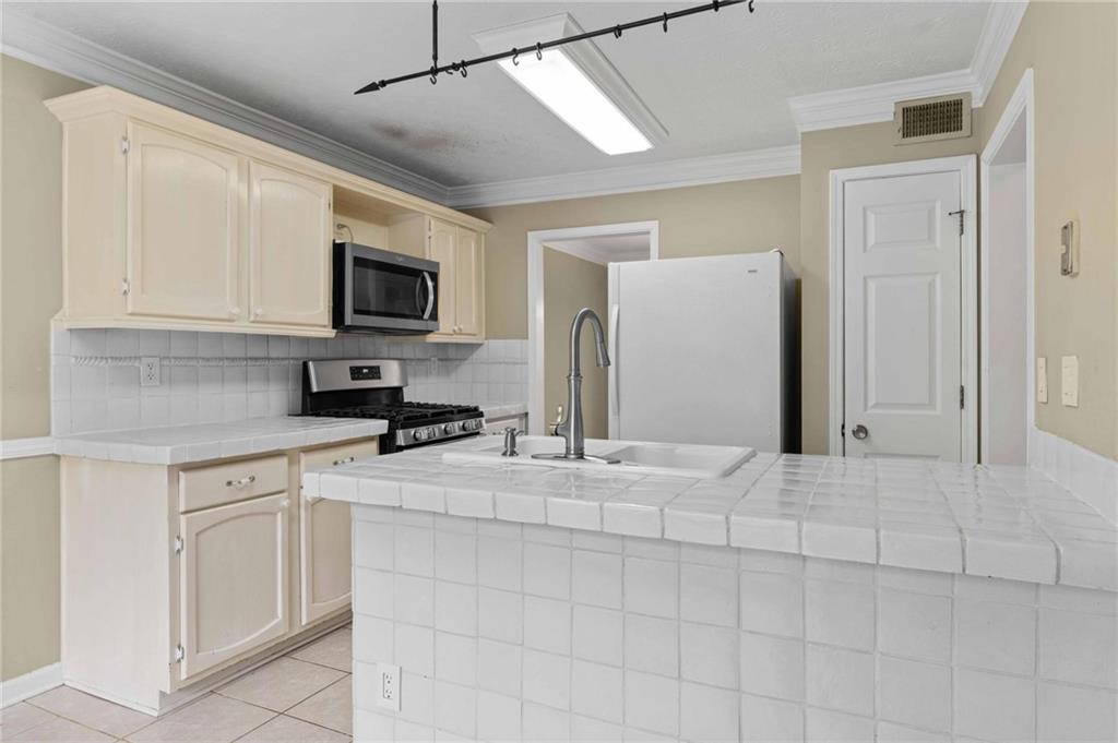 1176 Weatherstone Drive NE