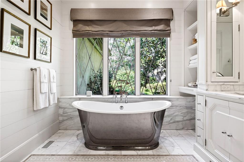 575 Broadland Road NW