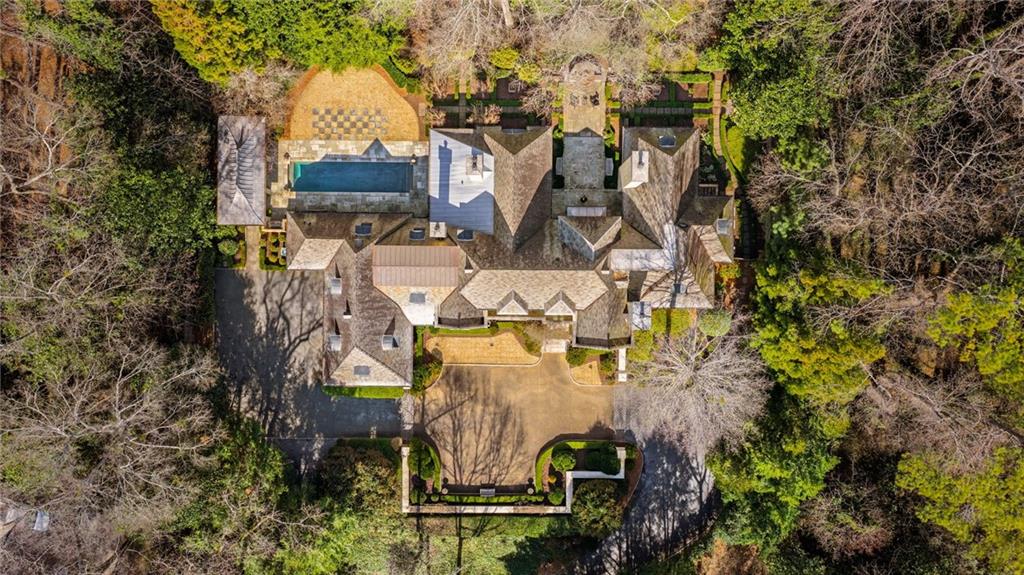 575 Broadland Road NW