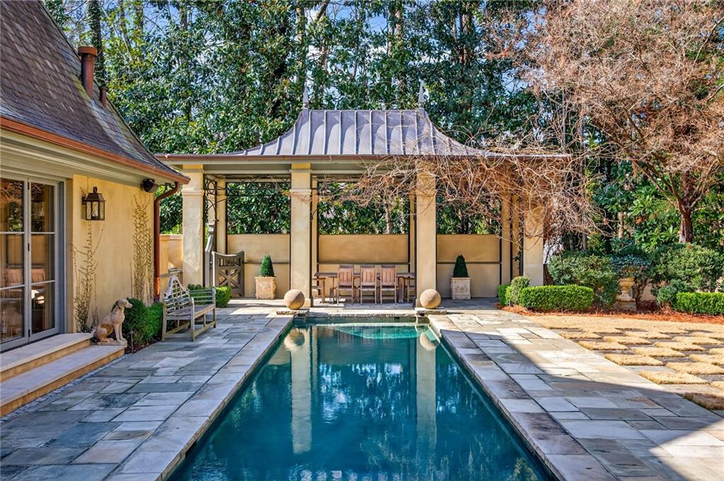 575 Broadland Road NW