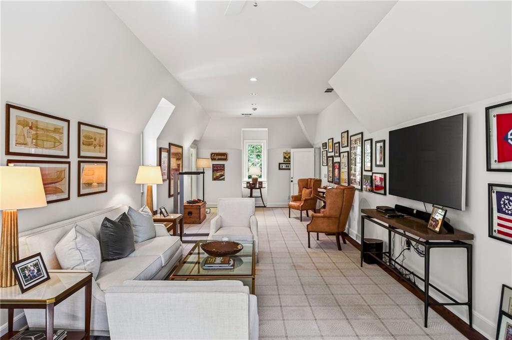 575 Broadland Road NW