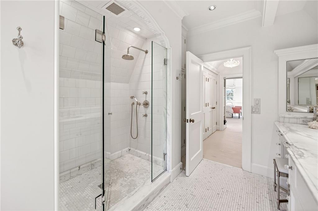 575 Broadland Road NW