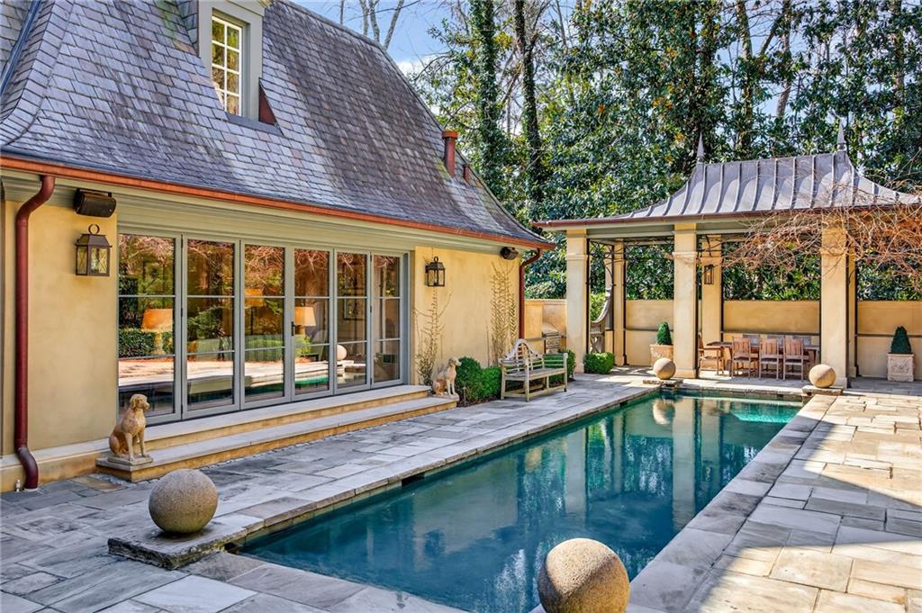 575 Broadland Road NW