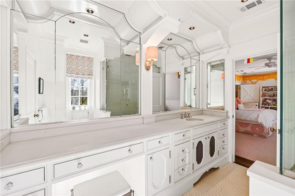 575 Broadland Road NW