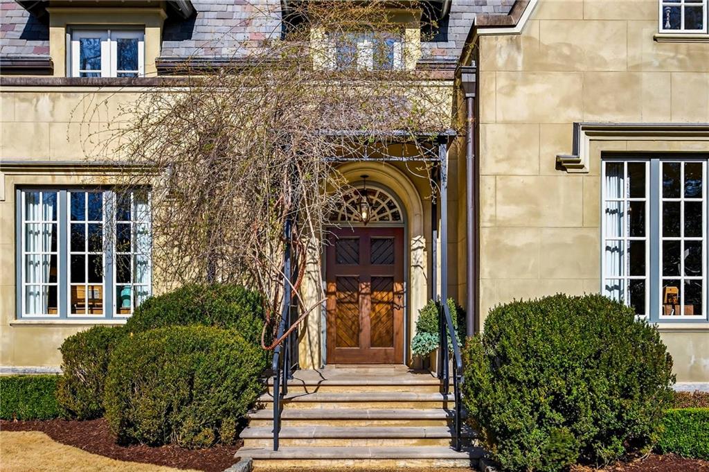 575 Broadland Road NW