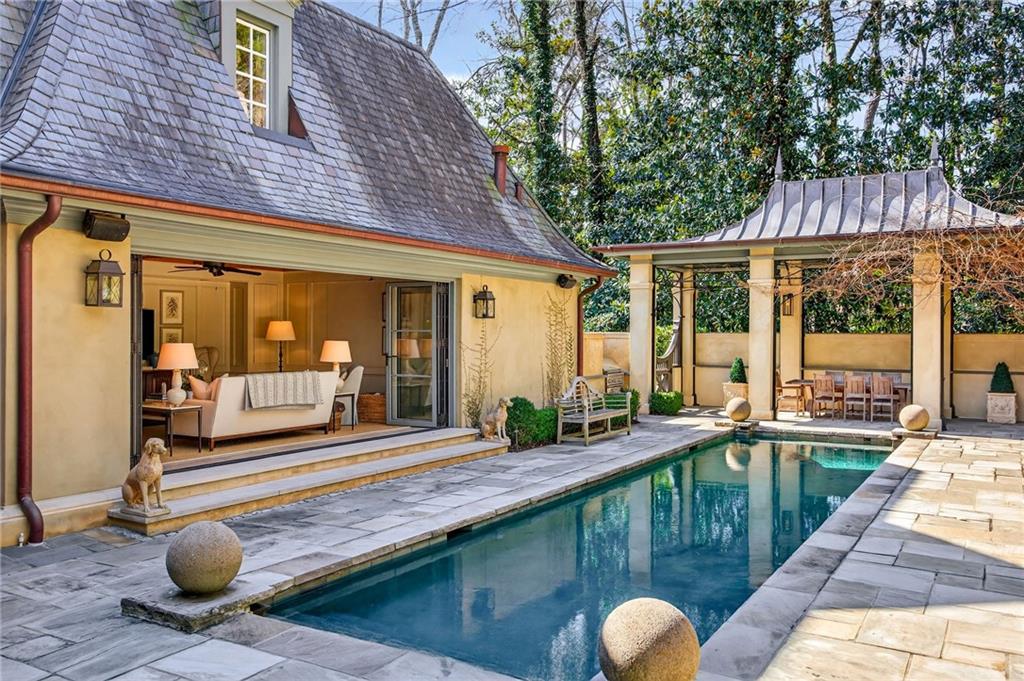 575 Broadland Road NW