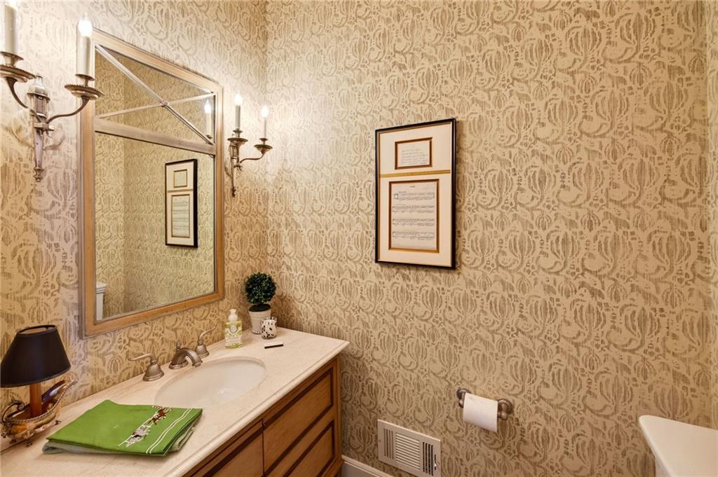 575 Broadland Road NW