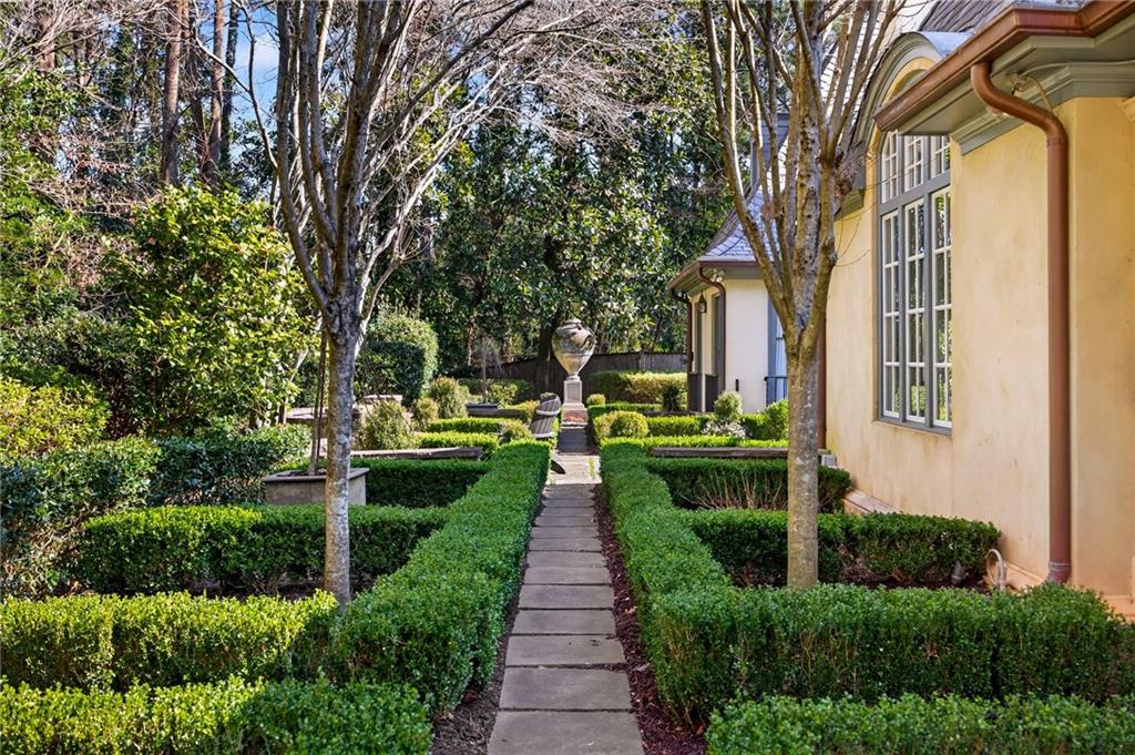 575 Broadland Road NW