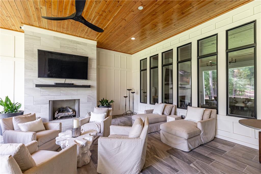 4415 Blackland Drive NE