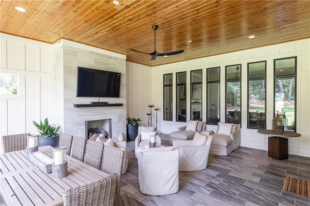 4415 Blackland Drive NE