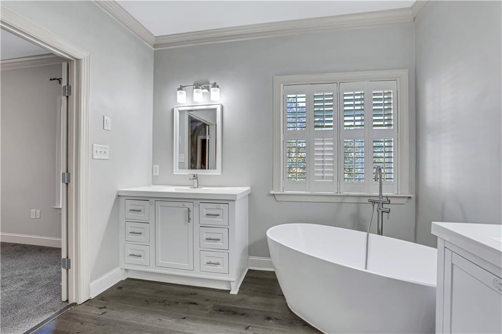 225 Carlyle Park Drive NE