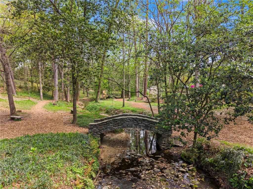 332 Brentwood Drive NE