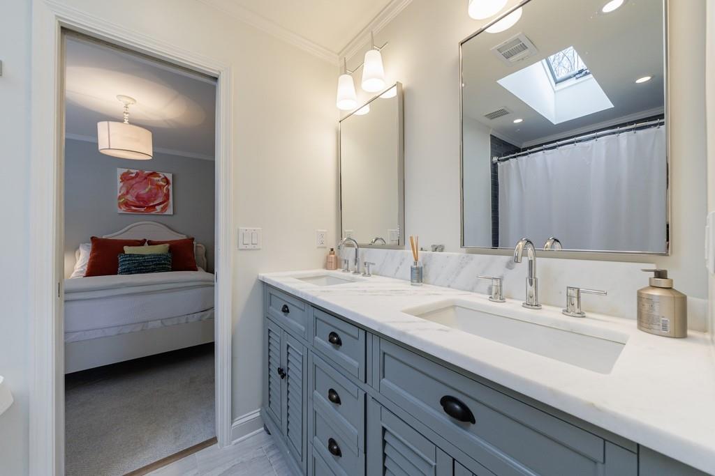 241 Lakeview Avenue NE