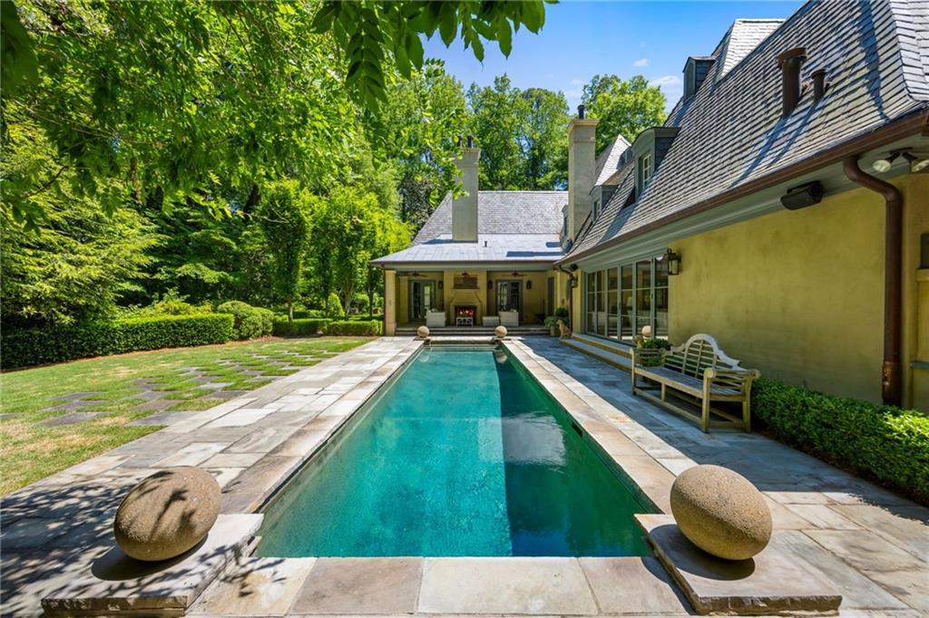 575 Broadland Road NW