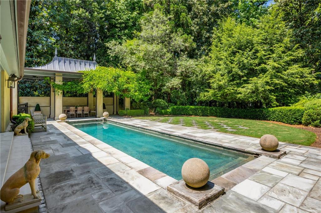 575 Broadland Road NW