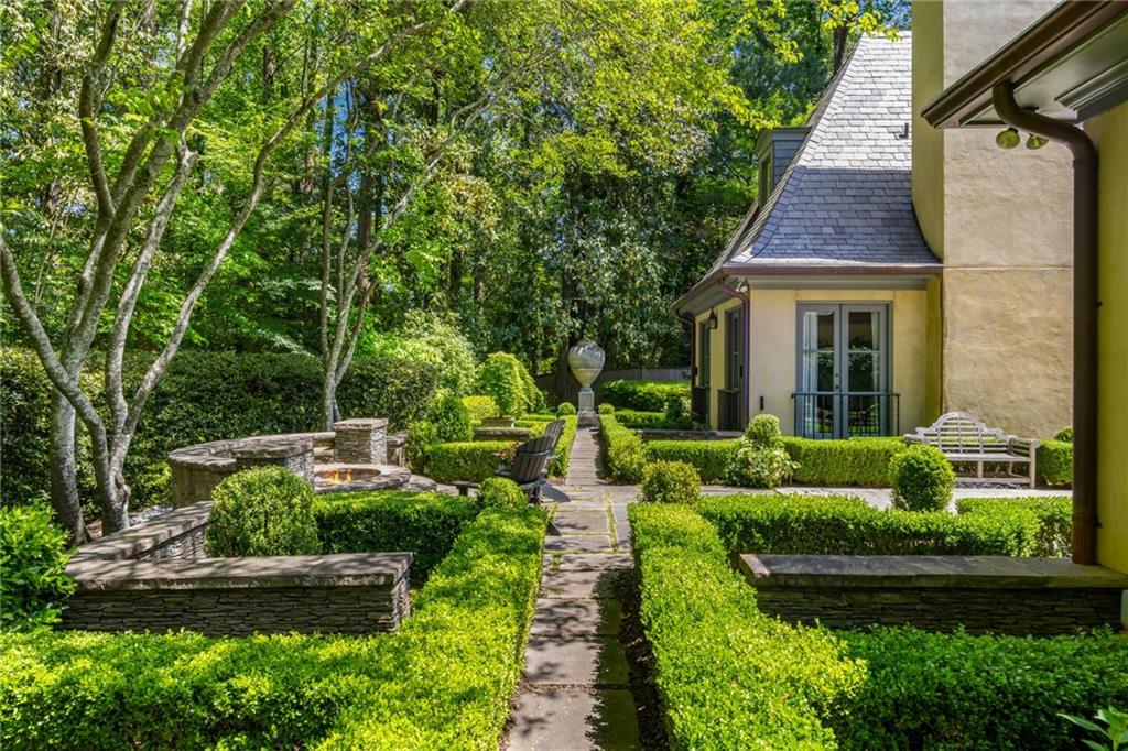 575 Broadland Road NW