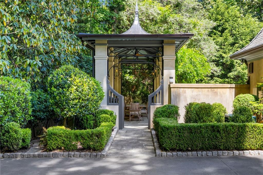 575 Broadland Road NW