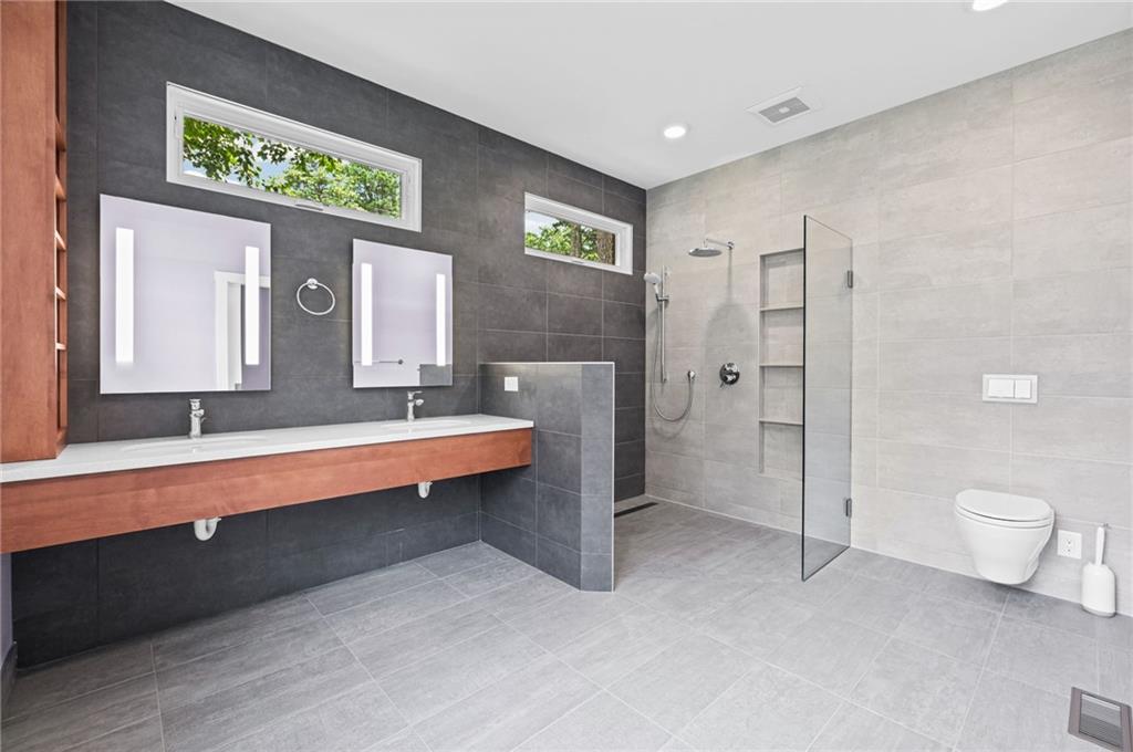 2223 Meadowvale Drive NE