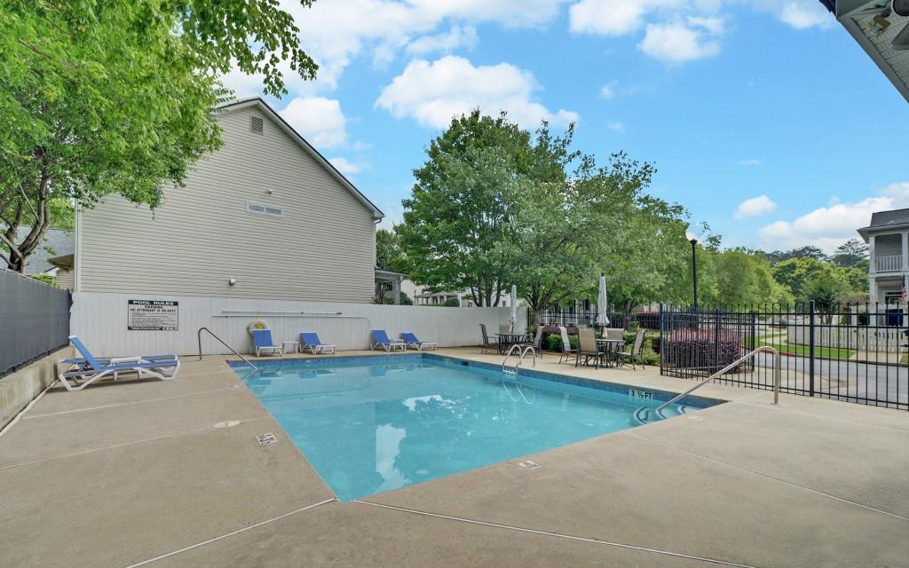812 Flagstone Lane SE