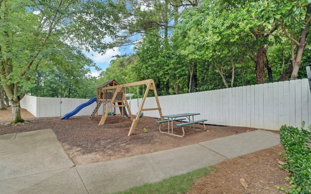 812 Flagstone Lane SE