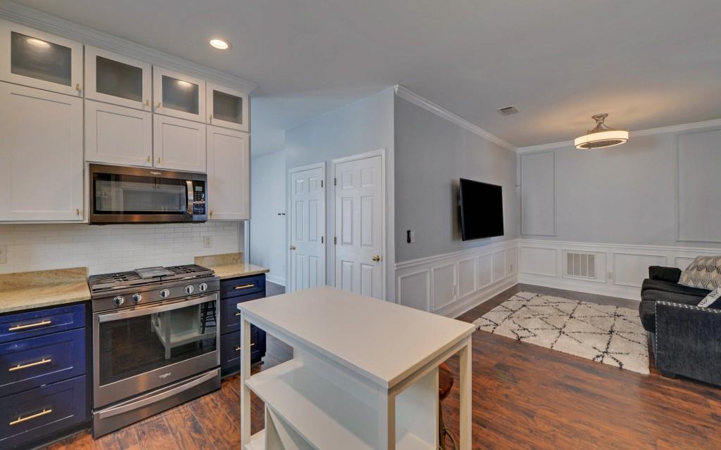 812 Flagstone Lane SE