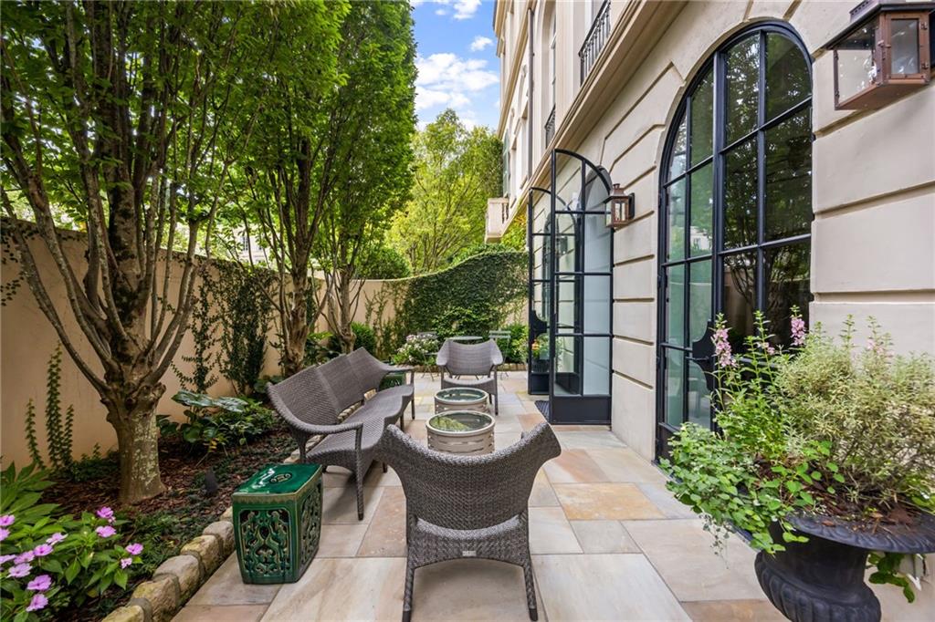 2288 Peachtree Road NW Unit 16