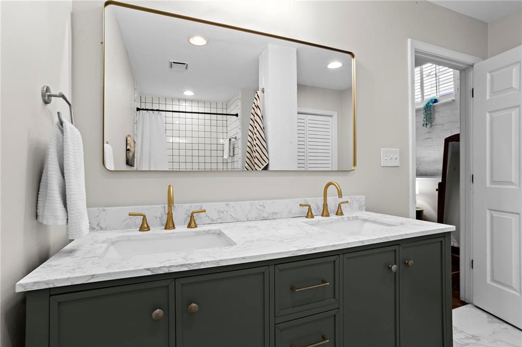 1026 Saint Charles Avenue NE Unit 11