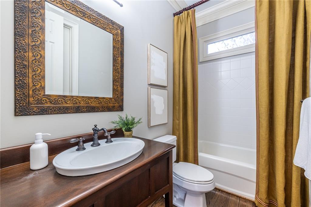 825 Glengate Place