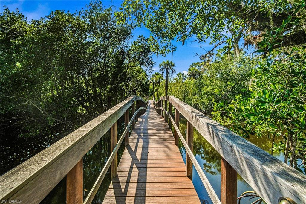 325 Cocohatchee BLVD