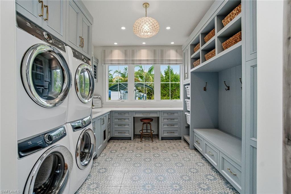 325 Cocohatchee BLVD