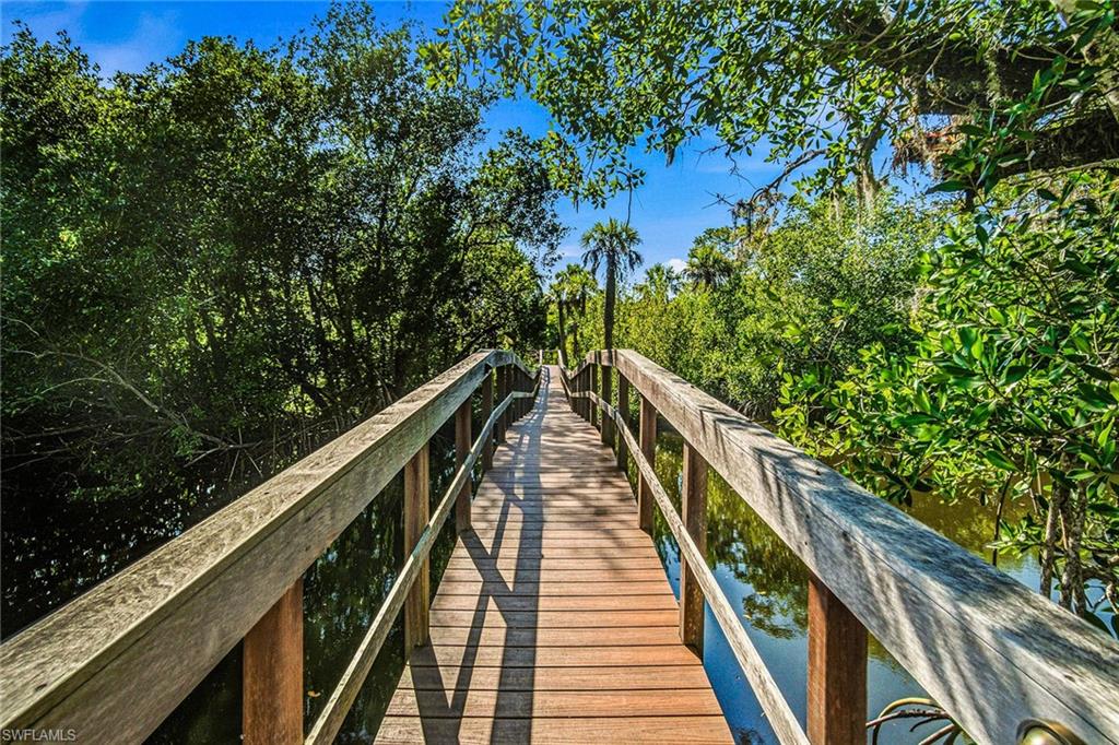 325 Cocohatchee BLVD