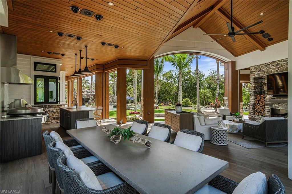 325 Cocohatchee BLVD