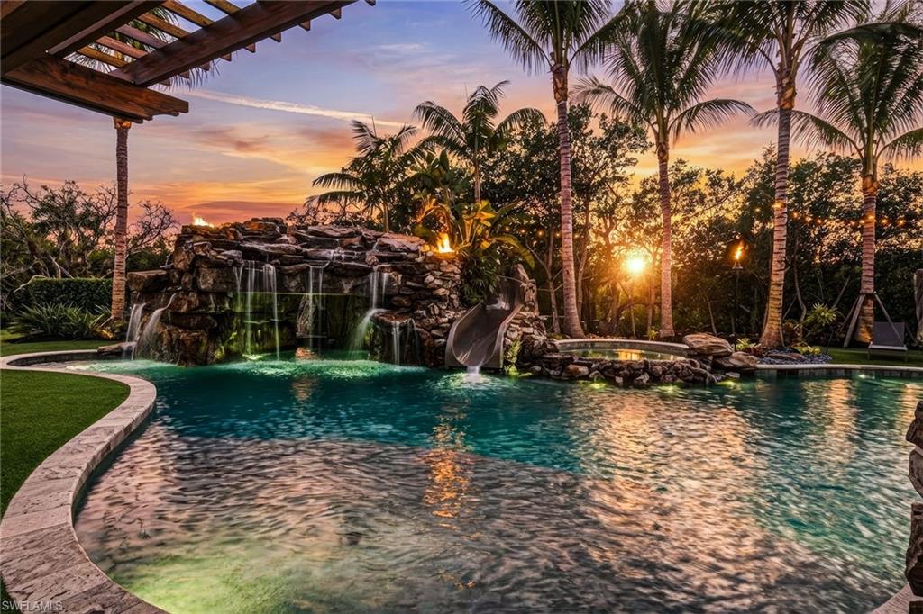 325 Cocohatchee BLVD