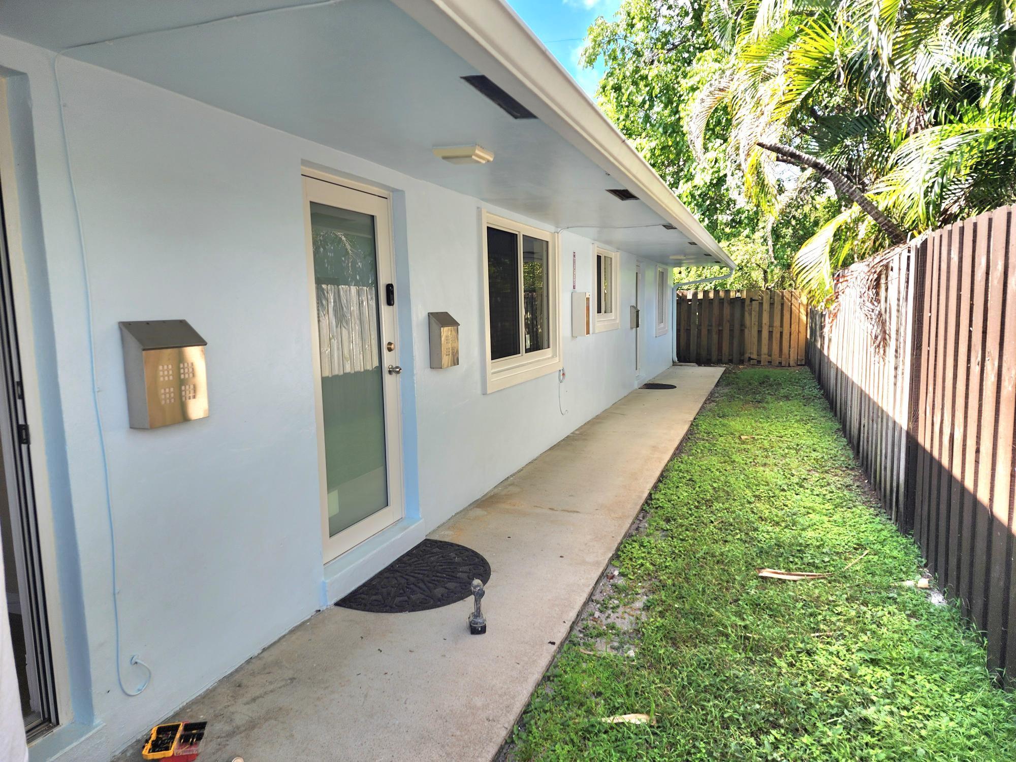 750 SW 2nd St 1