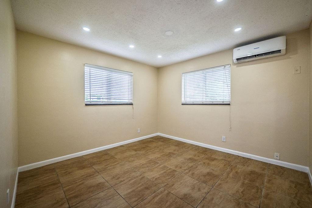 750 SW 2nd St 1