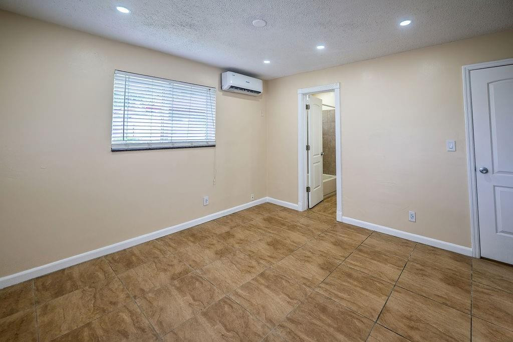 750 SW 2nd St 1