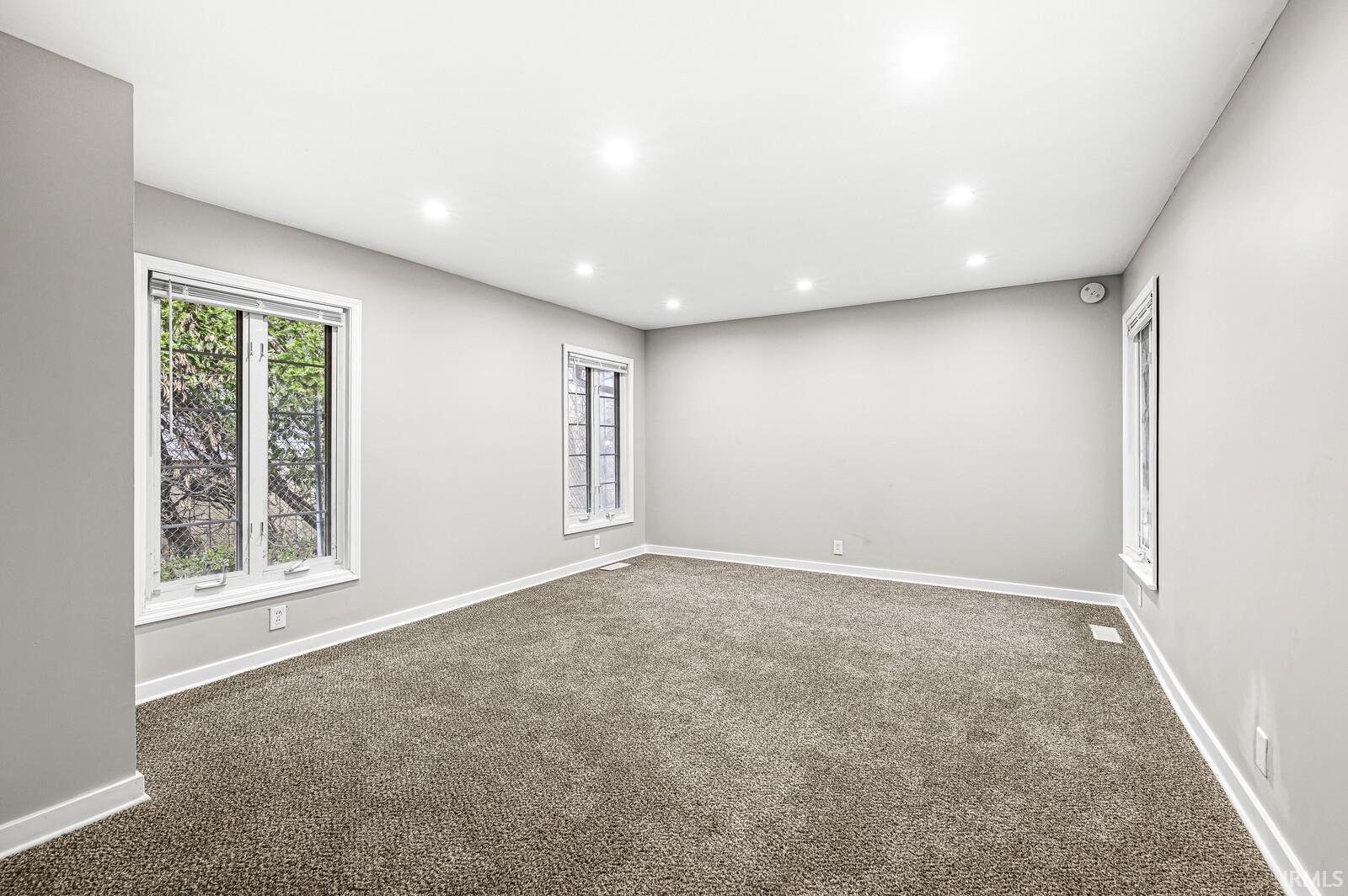 704 N Riverside Drive