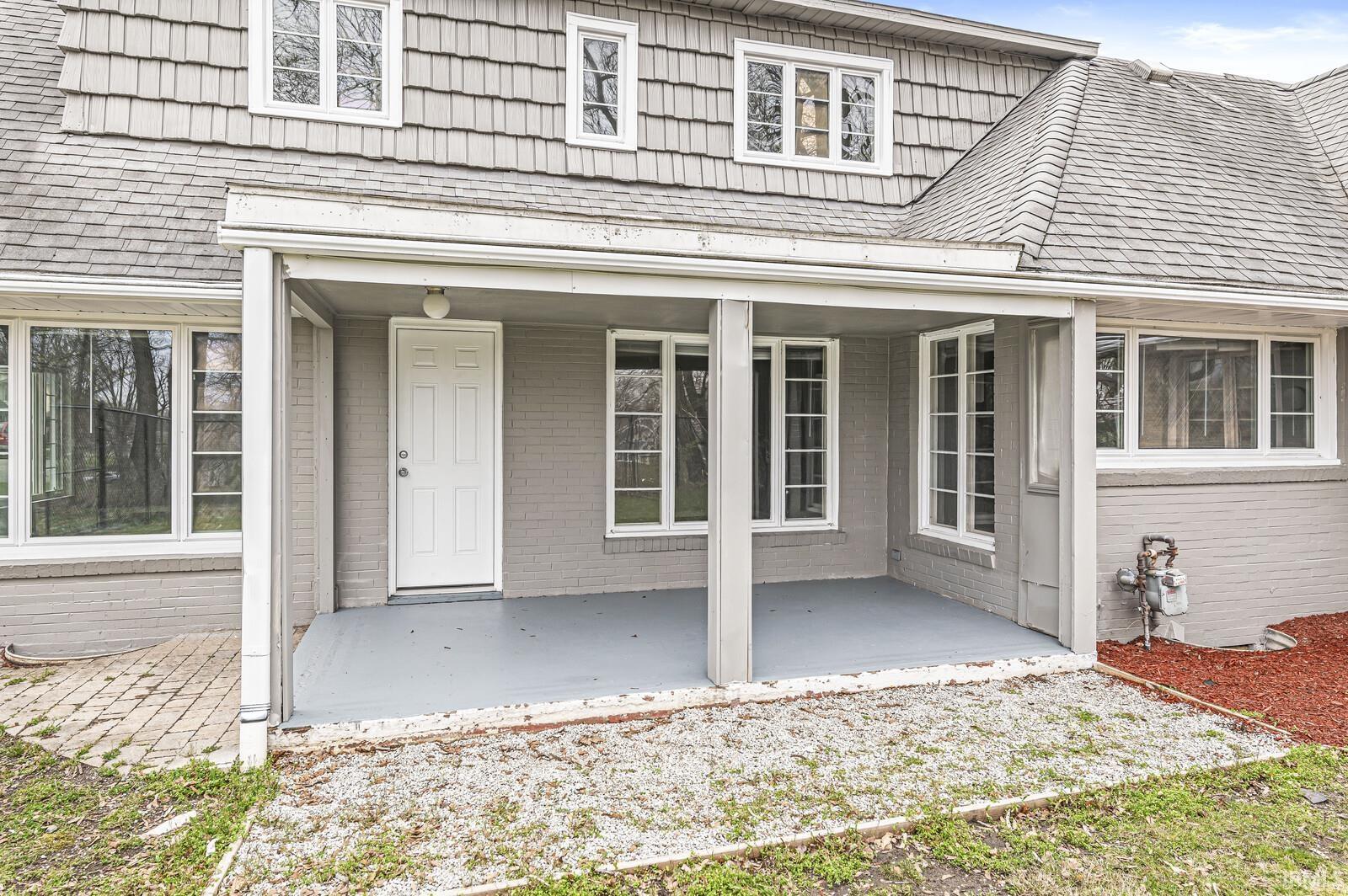 704 N Riverside Drive