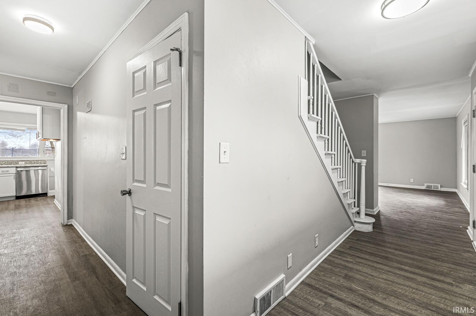 704 N Riverside Drive