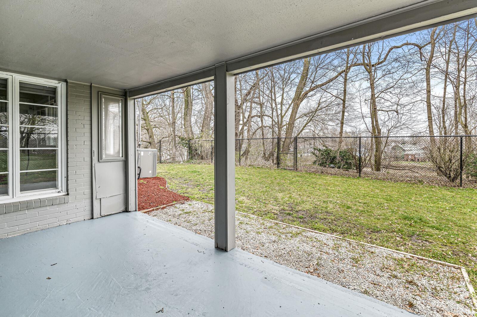 704 N Riverside Drive