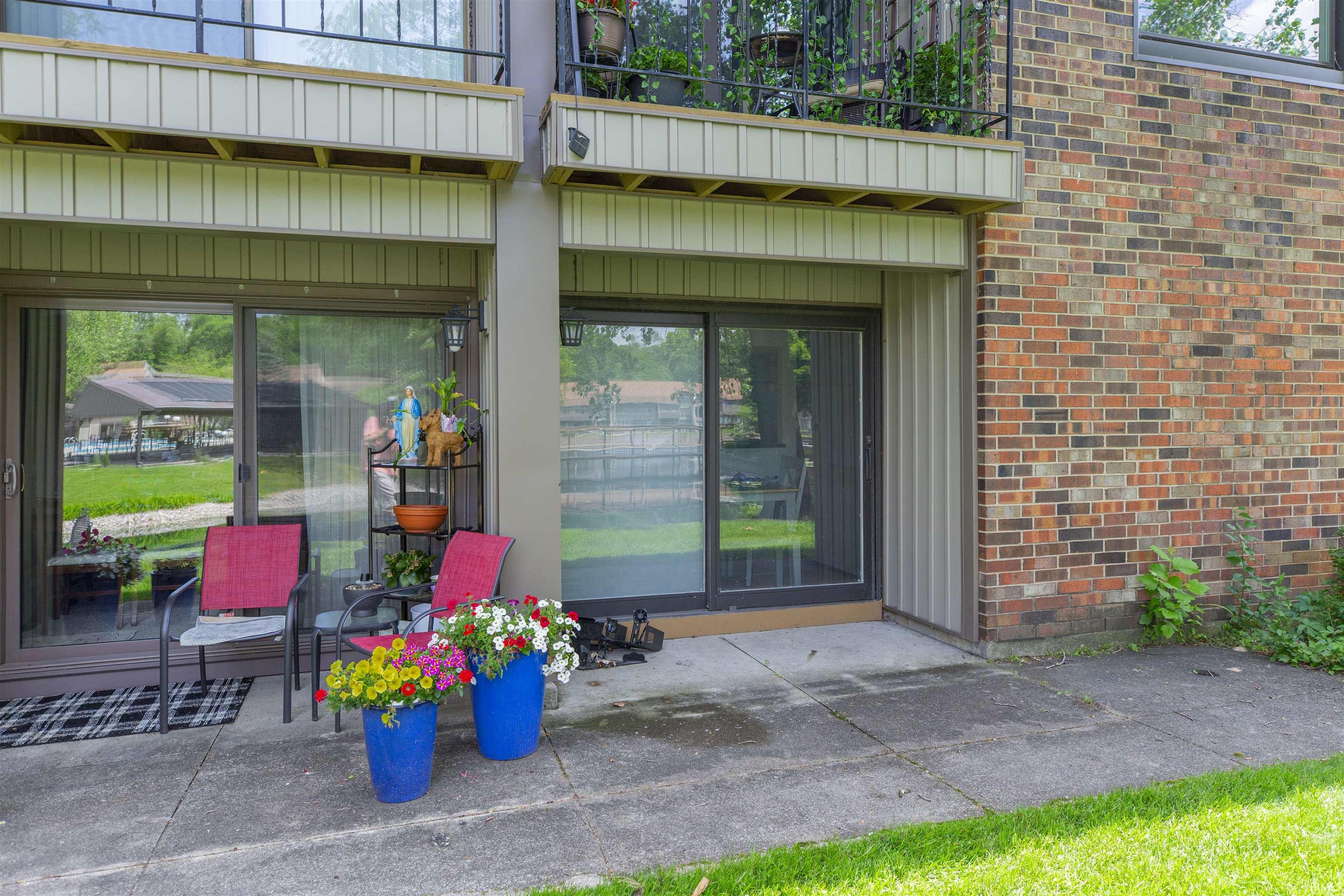 1927 New London Court Unit: 2