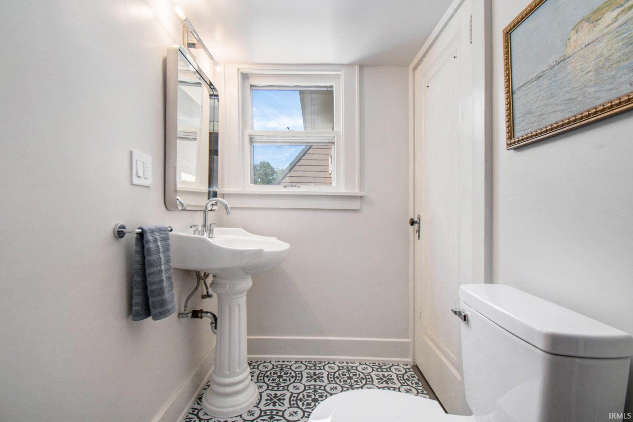 1220 W Lusher Avenue